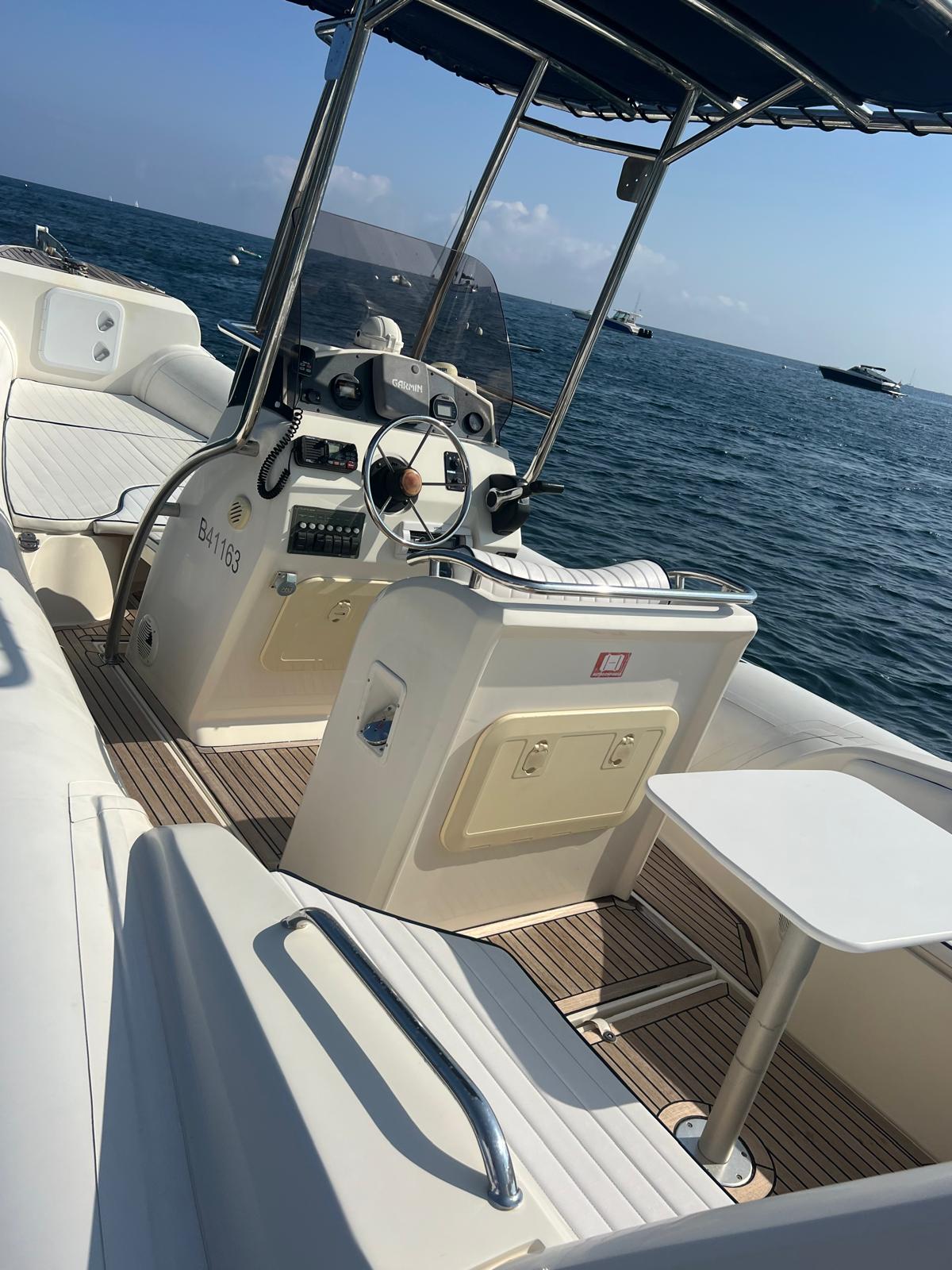 Nuova Jolly 7,5m poste de pilotage